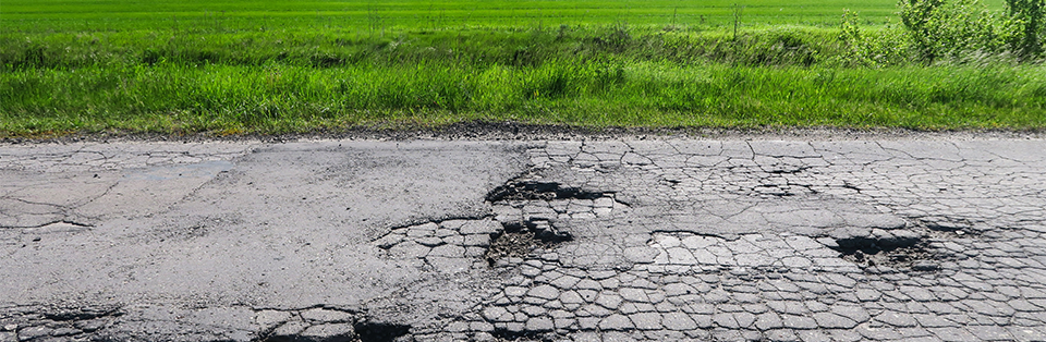 chaussée abimée, enrobé à froid